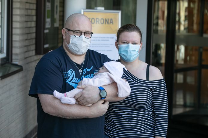 Hij moest zijn vrouw en zijn dochter een week lang missen, maar vanochtend kon Pascal Budo (50) baby Zoë eindelijk weer in de armen sluiten.