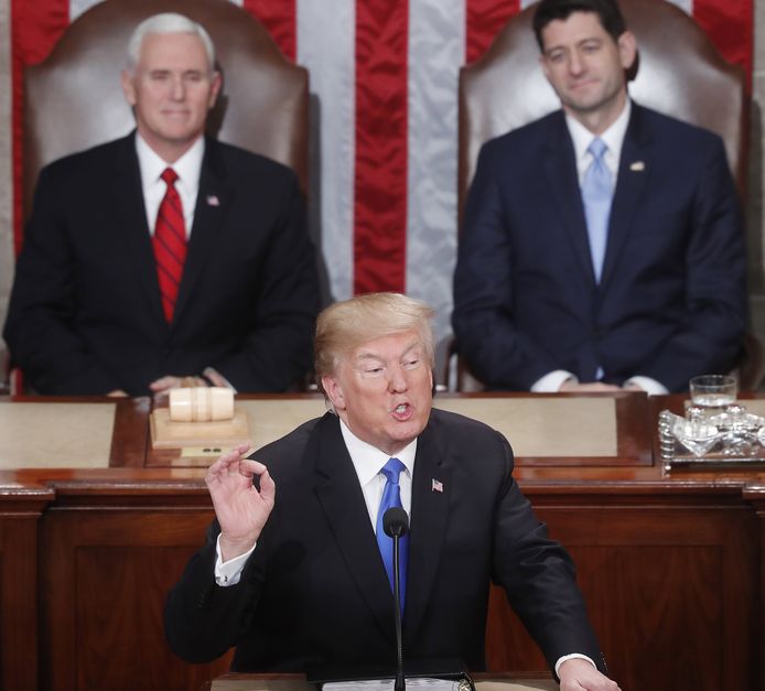 Donald Trump houdt zijn eerste 'State of the Union', de Amerikaanse 'troonrede'. Op de achtergrond links vicepresident Mike Pence en rechts Speaker of the House Paul Ryan.