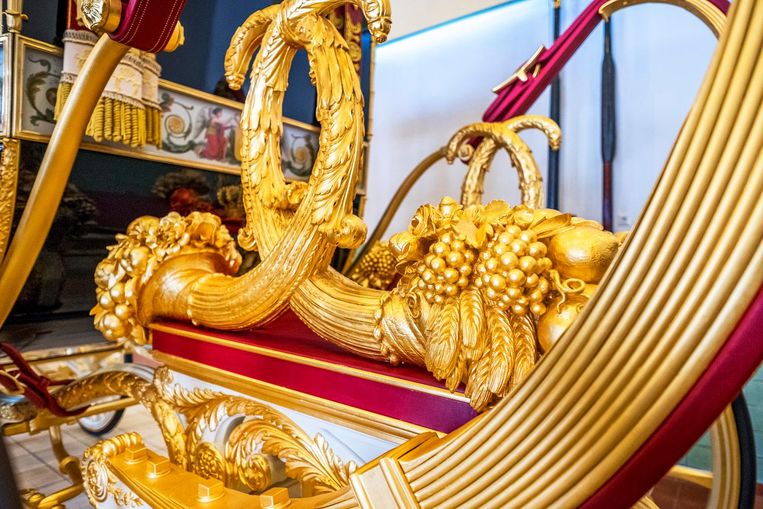 Tussen de twee achterwielen zijn goudkleurige hoornen des overvloeds aangebracht. Zij symboliseren de welvaart die de koning geacht wordt zijn land te brengen Beeld Raymond Rutting