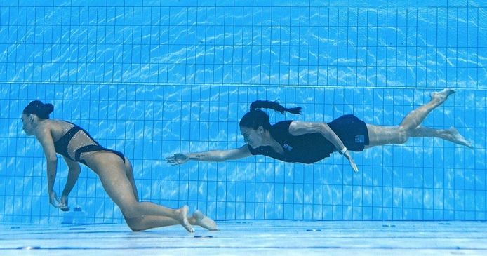 De Amerikaanse synchroonzwemster Anita Alvarez raakte op het WK zwemmen na haar oefening buiten bewustzijn en werd op de bodem van het zwembad gered door haar coach.