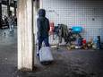 Dakloze arbeidsmigranten zoeken naar droge plekken in de binnenstad voor onderdak. In de opvang zijn ze niet welkom.