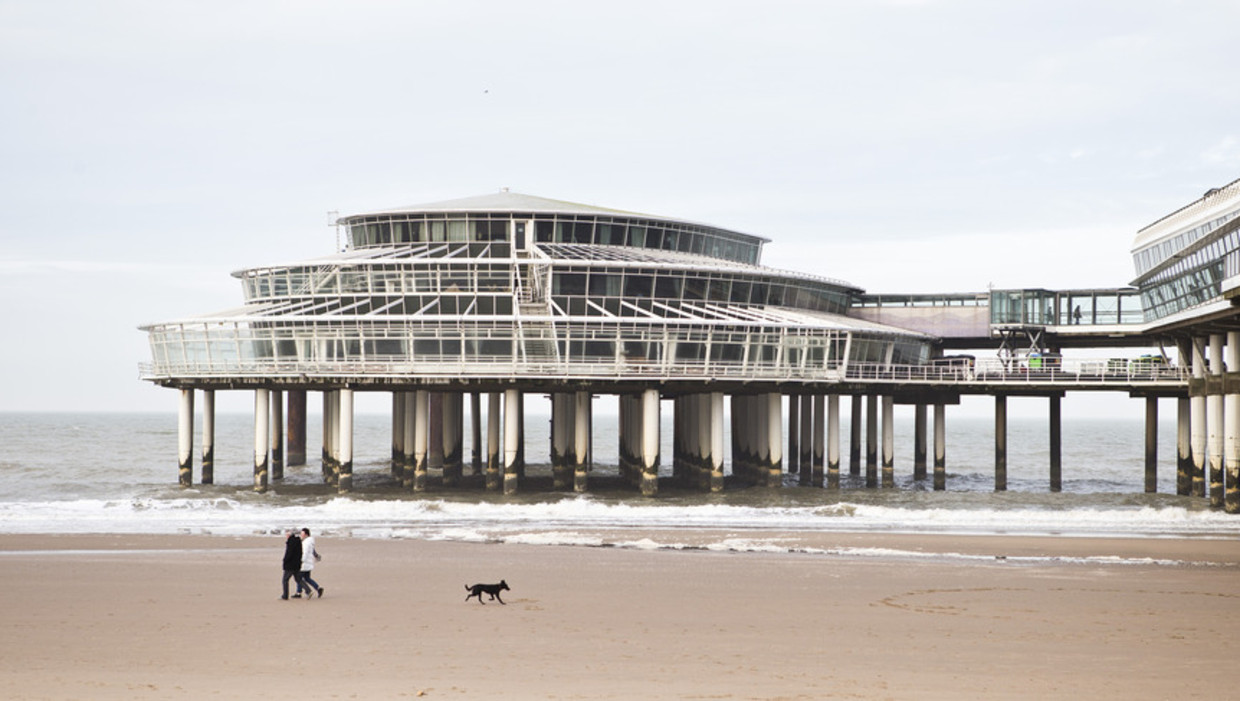 Voetgangers passeren de Pier van Scheveningen. Beeld anp