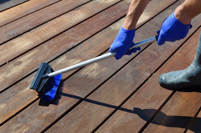 Hardnekkige vlekken op je terras kan je verwijderen met een geconcentreerde waterstraal, maar met een schuurborstel bereik je hetzelfde resultaat.
