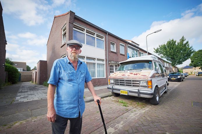 Peter de Vaan ligt in de clinch met de gemeente Oss vanwege het plaatsen van de kliko's voor zijn parkeerplaats.