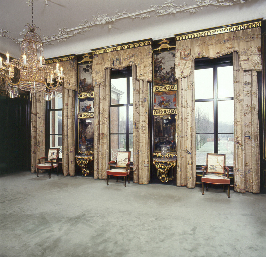De originele gordijnen in de Chinese Zaal van Huis ten Bosch, gemaakt door een onbekend borduuratelier te Guangzhou, zijn te kwetsbaar geworden.