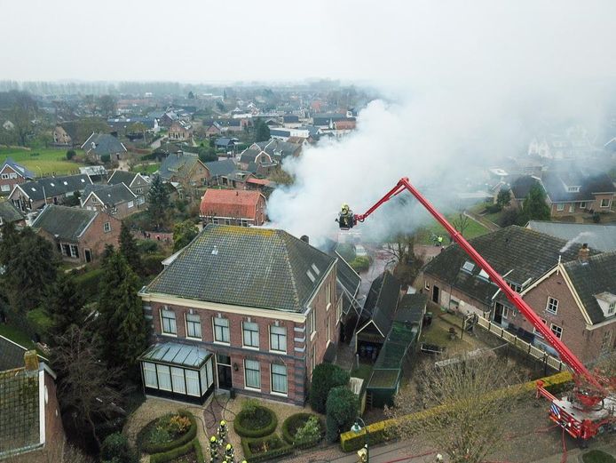 Grote brand in bijgebouw van monumentale woning in Brakel Zaltbommel