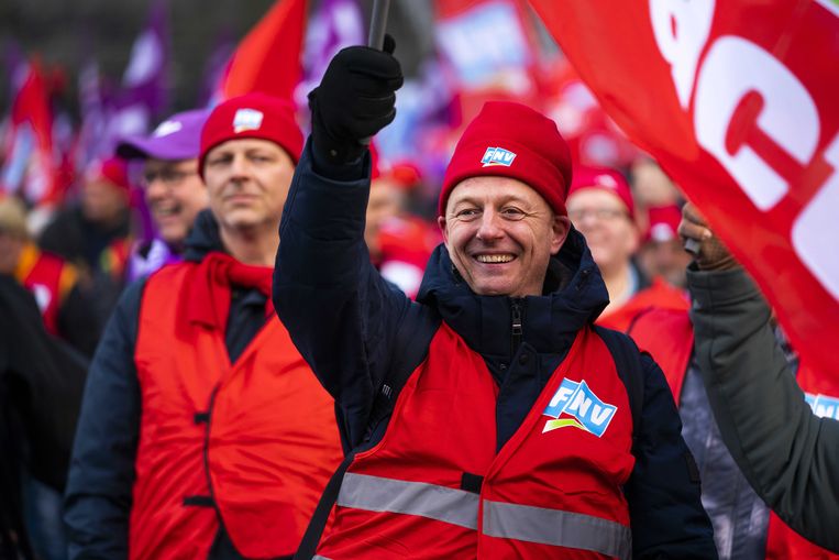 Buschauffeurs tijdens een landelijke manifestatie op het Utrechtse Jaarbeursplein. Beeld ANP