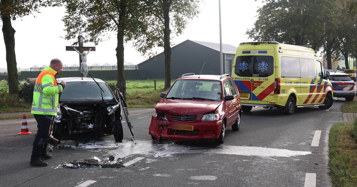 Bestuurder brommobiel naar het ziekenhuis na botsing in Volkel.