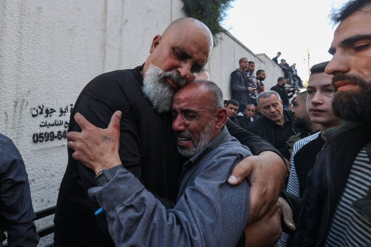 De vaders van Nidal Khazim (l) and Youssef Shreem (r) rouwen tijdens de begrafenis die vrijdag voor hun zoons werd gehouden.  Beeld AFP