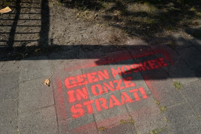 De fietspaden en stoepen in de omgeving van de toekomstige moskee aan de Kuipersdijk zijn in de nacht van zaterdag op zondag beklad met protestleuzen.