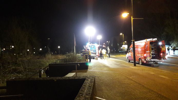Brandweerlieden zochten in Eindhoven naar een te water geraakte man.
