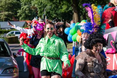 De Club met huis op de kop wint grote optocht Noordijk