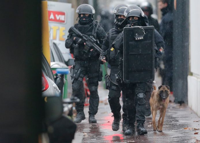 Zwaargewapende politie zoekt de dader die in Montrouge een agente doodschoot.