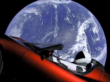 Van de Tesla die Elon Musk de ruimte in schoot is waarschijnlijk weinig meer over