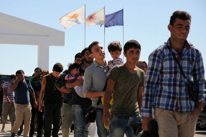 Vluchtelingen wandelen het vluchtelingenkamp in Kokkinotrimithia, ten westen van de Cypriotische hoofdstad Nicosia, binnen.