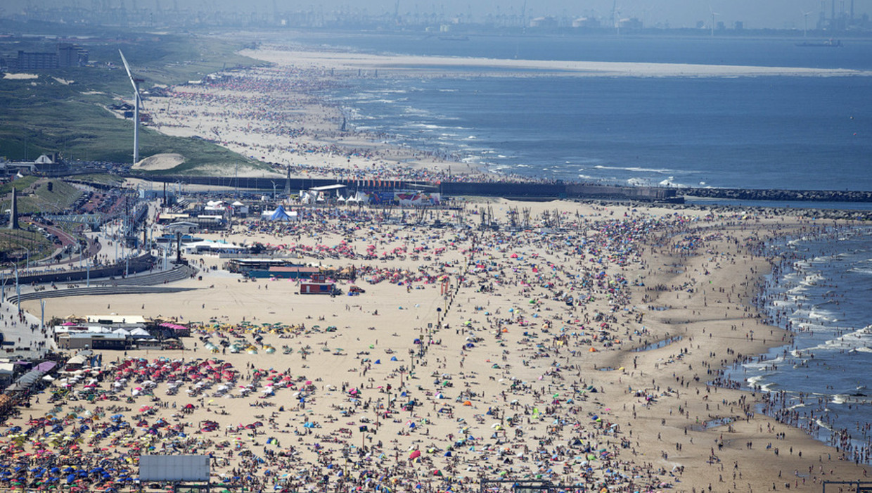 Luchtfoto van badgasten op het strand van Scheveningen. Beeld anp