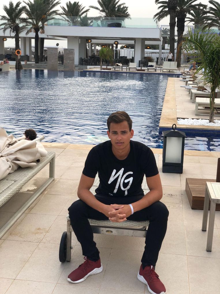 Brent Van Eccelpoel aan het zwembad van zijn hotel in Tunesië. Beeld RV