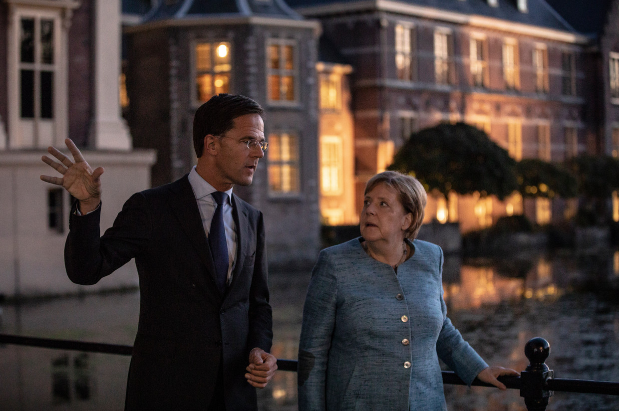 Rutte en Merkel lopen langs het Torentje op weg naar een restaurant tijdens een eerdere ontmoeting.