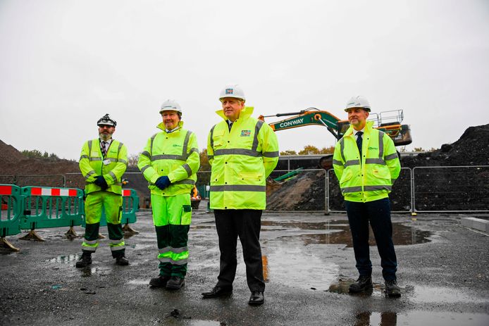 De Britse premier Johnson (tweede van rechts) poseert met arbeiders van een asfaltbedrijf.