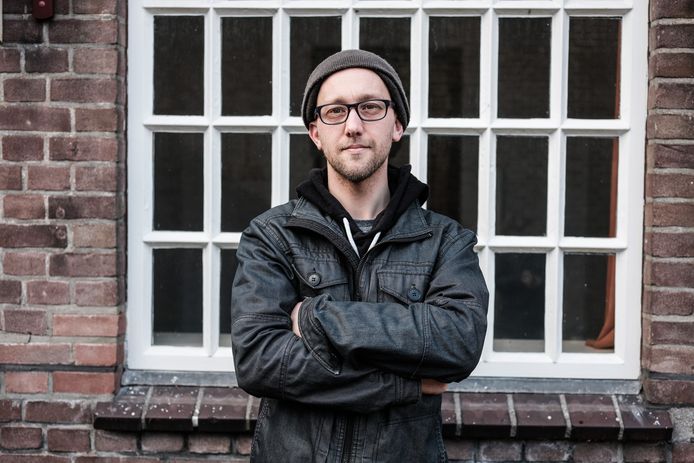 Mike Schnitzler, de kleinzoon van verzetsman Cor de Waard, voor voormalige gevangenis De Kruisberg. Daar bracht zijn opa Cor de Waard na de bevrijding menig NSB’er naar toe.