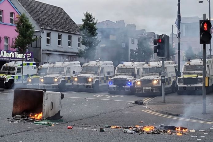 Agenten van de Police Service of Northern Ireland houden de wacht bij een wegversperring in Belfast, Noord-Ierland, na een anti-islamitisch protest buiten het stadhuis van Belfast op zaterdag 3 augustus 2024. (David Young/PA via AP)