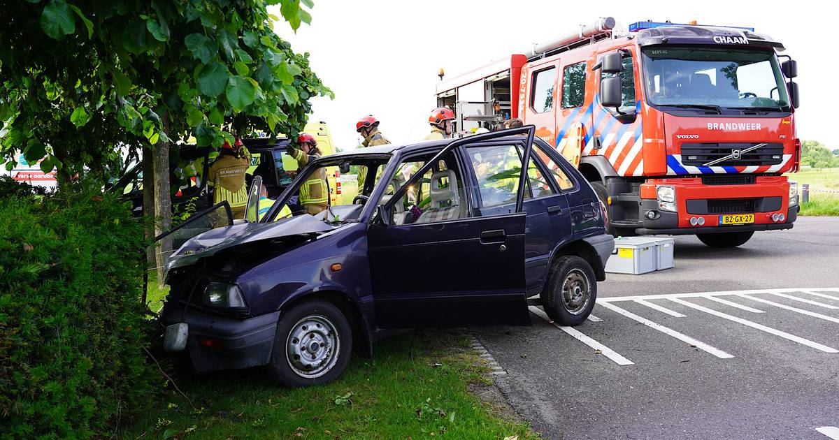 Zwaargewonde bij ongeval met twee autos in Chaam, met spoed naar ziekenhuis.