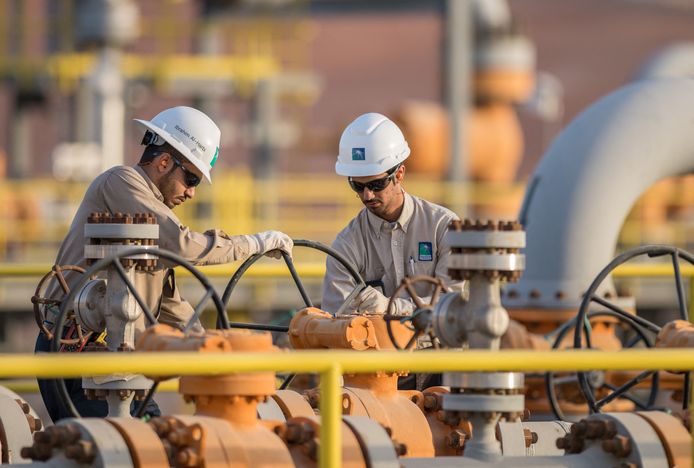 Ingenieurs aan het werk aan een van de olie-installaties van Aramco in Saoedi-Arabië.
