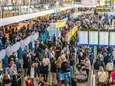 Brandweer deelt water uit aan wachtende mensen op druk Schiphol
