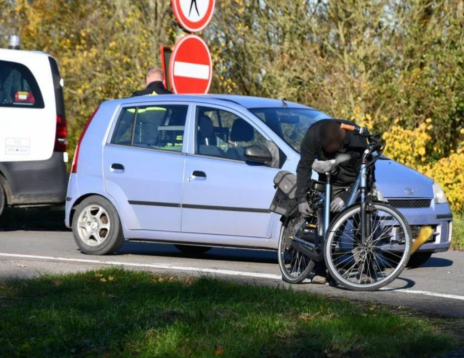 Een fietser raakte maandag aan het begin van de middag gewond bij een botsing met een auto in Kamperland.