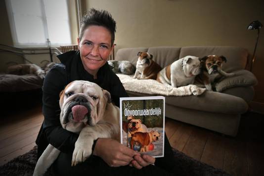 Heidi Swerts met haar Engelse Bulldogs.