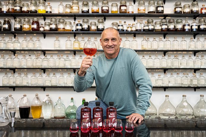 Ex-profvoetballer Patrick Goots alias Patje Boem Boem lanceert de rode vodka 'Shotje Boem Boem' in samenwerking met distilleerderij Sterkstokers.