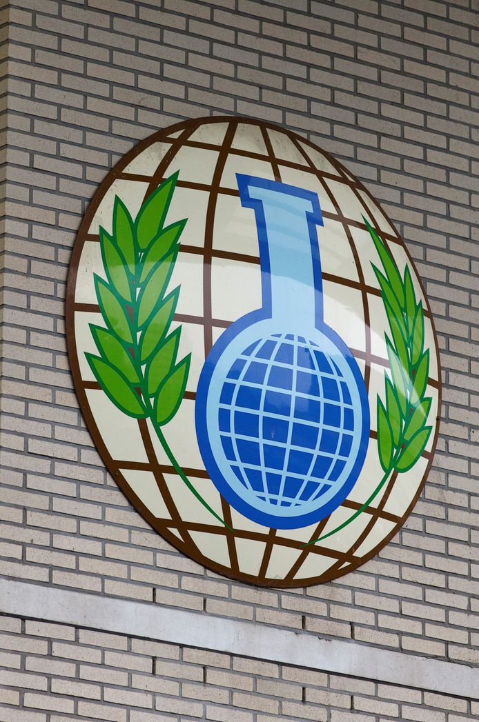 Het logo van de Organisatie voor het Verbod op Scheikundige wapens (OPCW) op de buitenkant van hun gebouw in Den Haag.