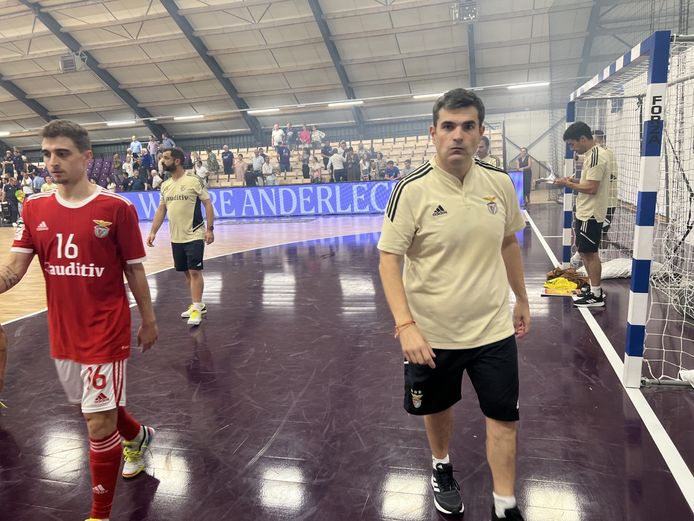 O técnico Pulpis (r) teve algumas coisas para discutir com seus jogadores após a partida.