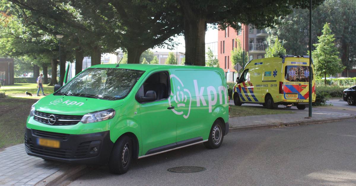 Fietser gewond bij botsing met bestelbus van KPN in Veenendaal.
