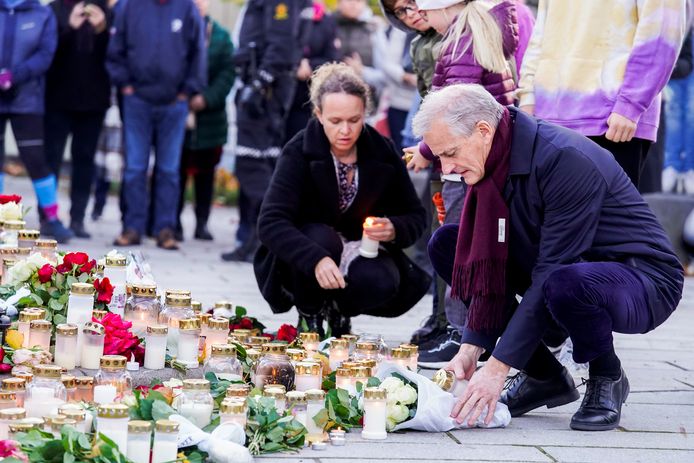 De Noorse premier Jonas Gahr Stoere legt bloemen ter nagedachtenis van de vijf slachtoffers die werden vermoord bij een aanslag in de Noorse stad Kongsberg