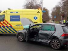 Twee auto's botsen op Vlierstraat in Enschede, vrouw gewond naar ziekenhuis