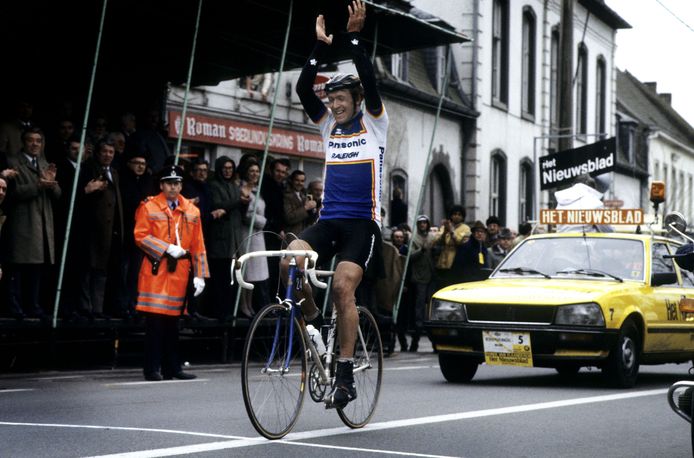 Juichend over de finish in de Ronde van Vlaanderen 1984.