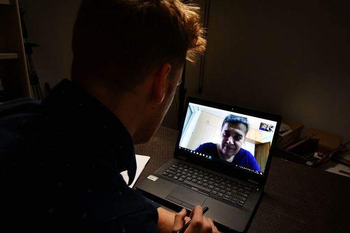 Ggz-instelling Dimence verwijst cliënten door naar psychiater Gerdje van Hoecke  in India. De consults zijn via Skype.