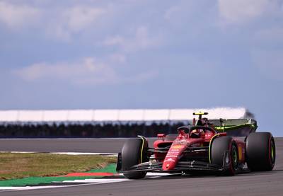 LIVE F1. Sainz snelste in tweede oefensessie, Hamilton rijdt zonder neuspiercing