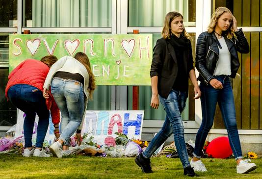 Deelnemers tijdens de stille tocht voor de omgebrachte Savannah Dekker (14)