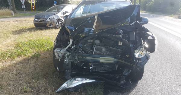 Auto's knallen frontaal op elkaar in Bentelo