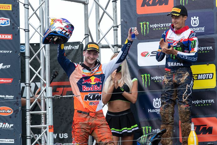 Winnaar Jeffrey Herlings (links) en Glenn Coldenhoff op het podium tijdens de MXGP van Italië in Maggiora. De twee Brabanders zouden zondag in Oss ook zomaar op het podium kunnen staan.