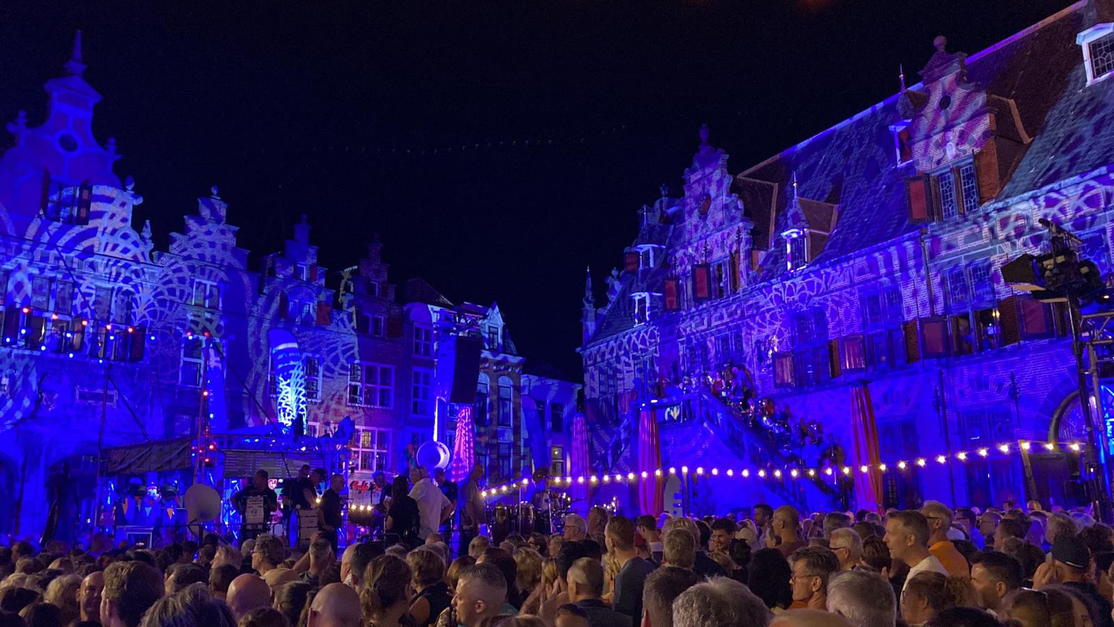 Gevelconcert met alle 51 muzikanten vanavond in de herkansing ‘Ik kon wel door de grond zakken