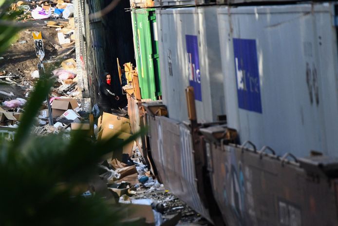 Personen plunderen de opengebroken containers op de treinen die stilstaan in downtown Los Angeles.