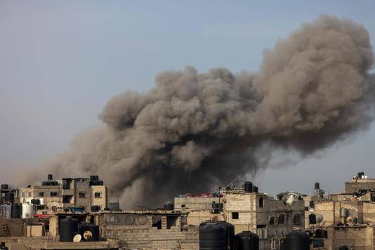 Boven de Gazaanse stad Rafah vormt zich een rookpluim na een Israëlisch bombardement op woensdag.