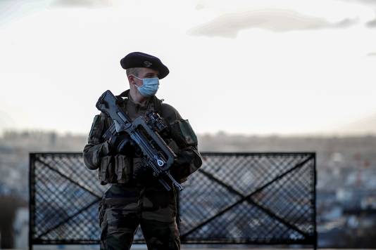 Een Franse soldaat in Parijs, met mondkapje. 