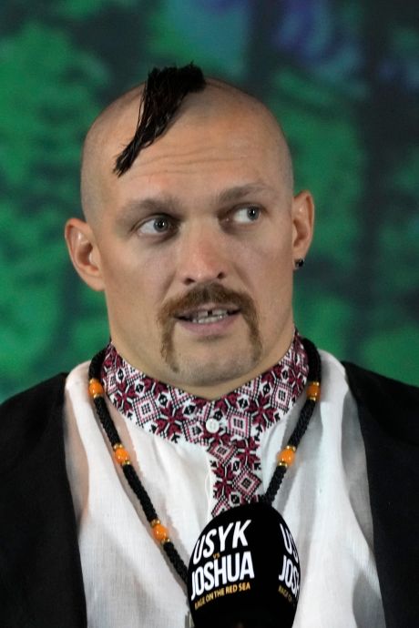 Oesyk zingt Oekraïens verzetslied na intense ‘staredown’ met Joshua