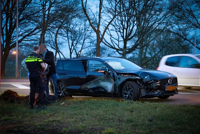 De auto is flink beschadigd geraakt toen deze van de Apeldoornseweg in Arnhem raakte en tegen twee palen reed.