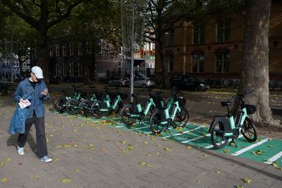 Nijmegen is een jungle van deelscooters en leenfietsen: veel ‘genuil’ over versperde stoepen, zijn z