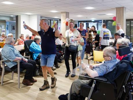 Avondvierdaagse trekt door verzorgingshuis: ‘Vinden ze leuk’
